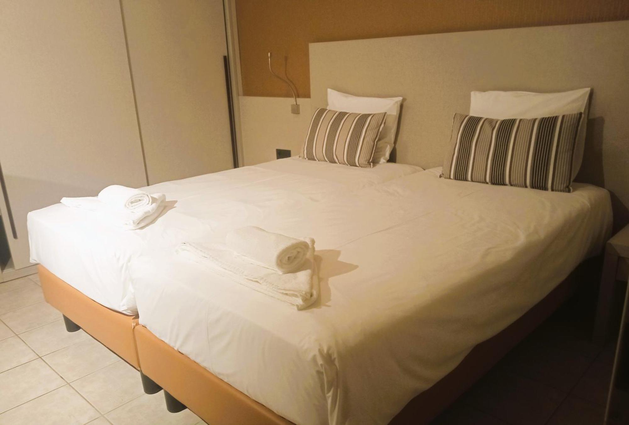 Appart-Hotel Gwendy Bour Bagian luar foto