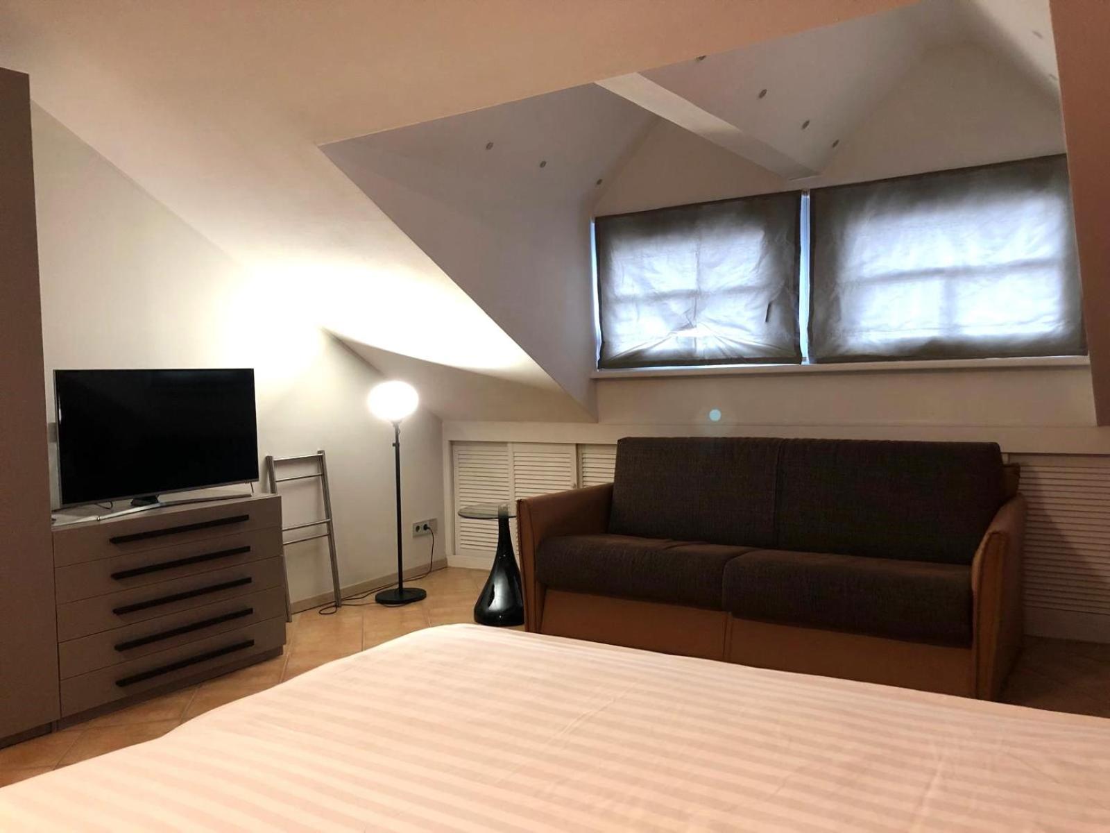 Appart-Hotel Gwendy Bour Bagian luar foto