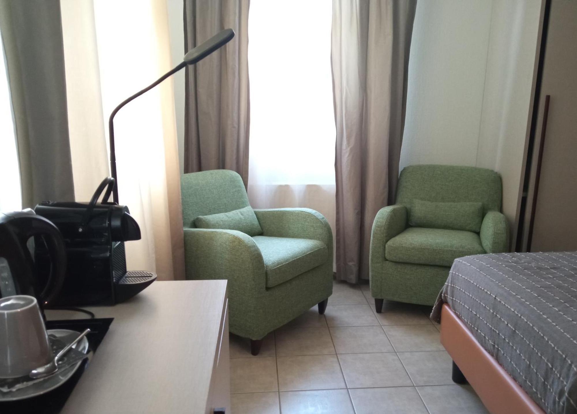 Appart-Hotel Gwendy Bour Bagian luar foto