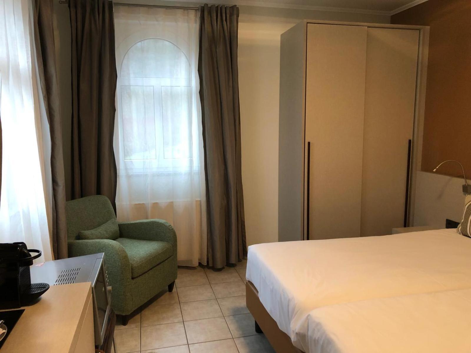 Appart-Hotel Gwendy Bour Bagian luar foto
