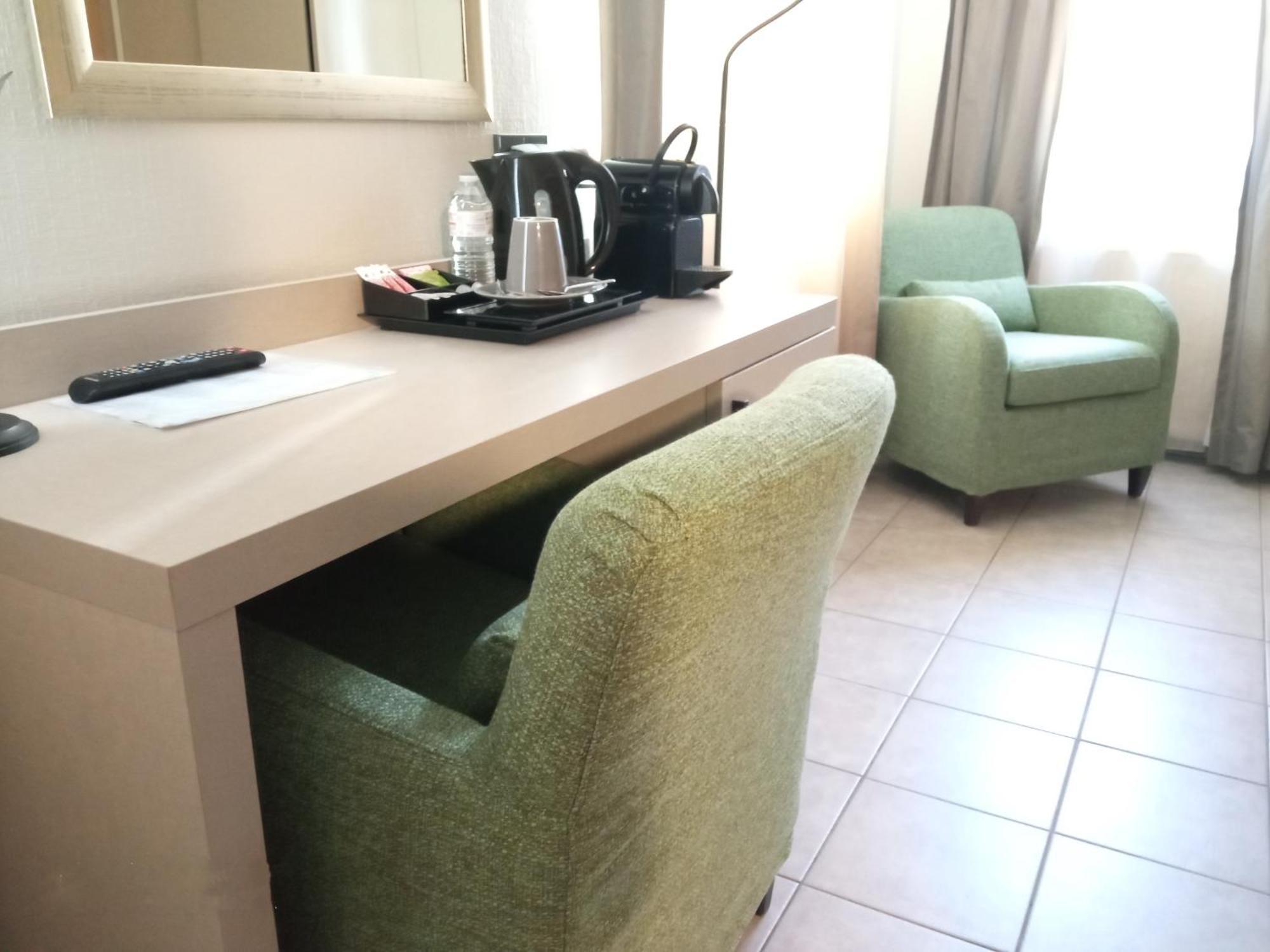 Appart-Hotel Gwendy Bour Bagian luar foto