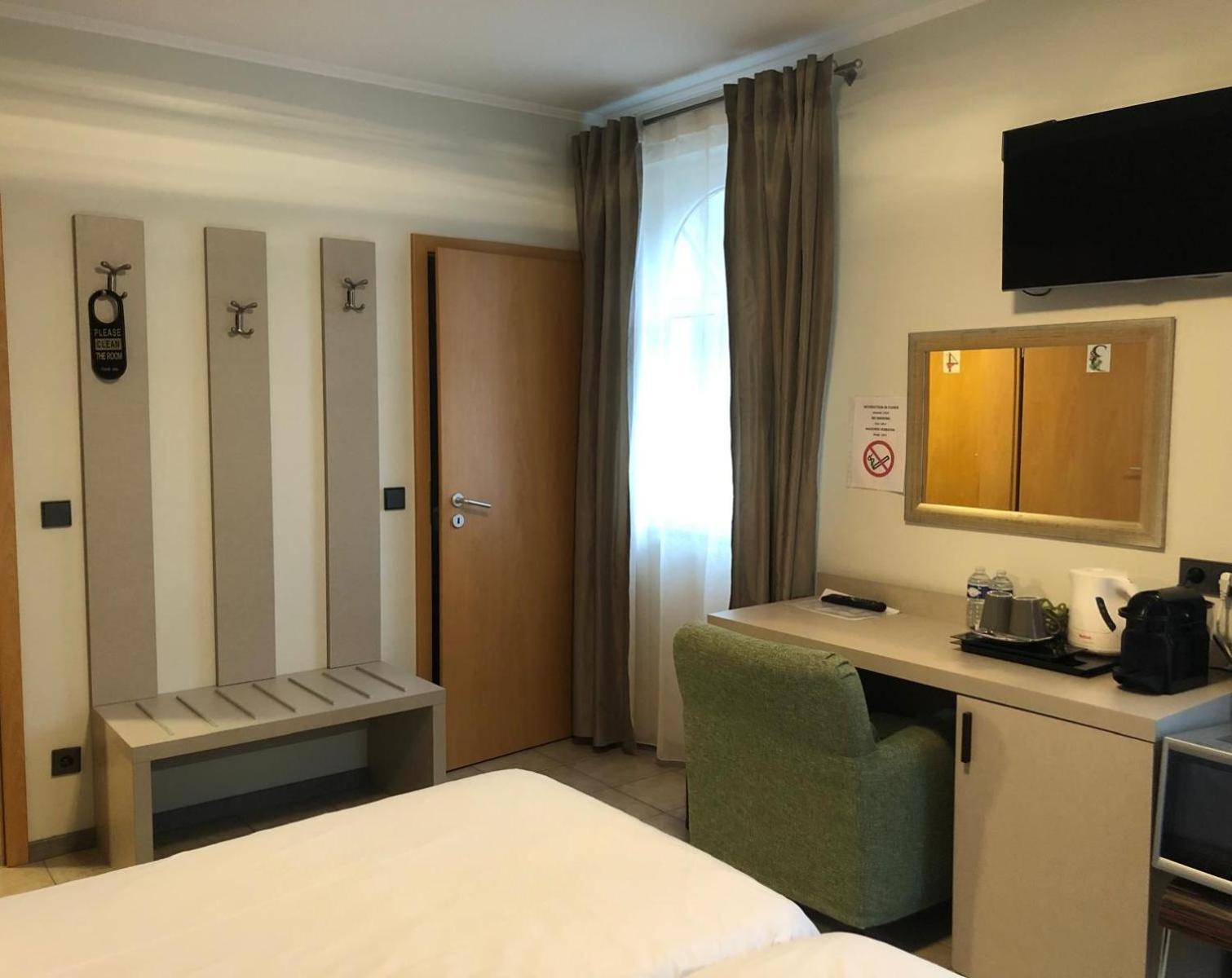 Appart-Hotel Gwendy Bour Bagian luar foto