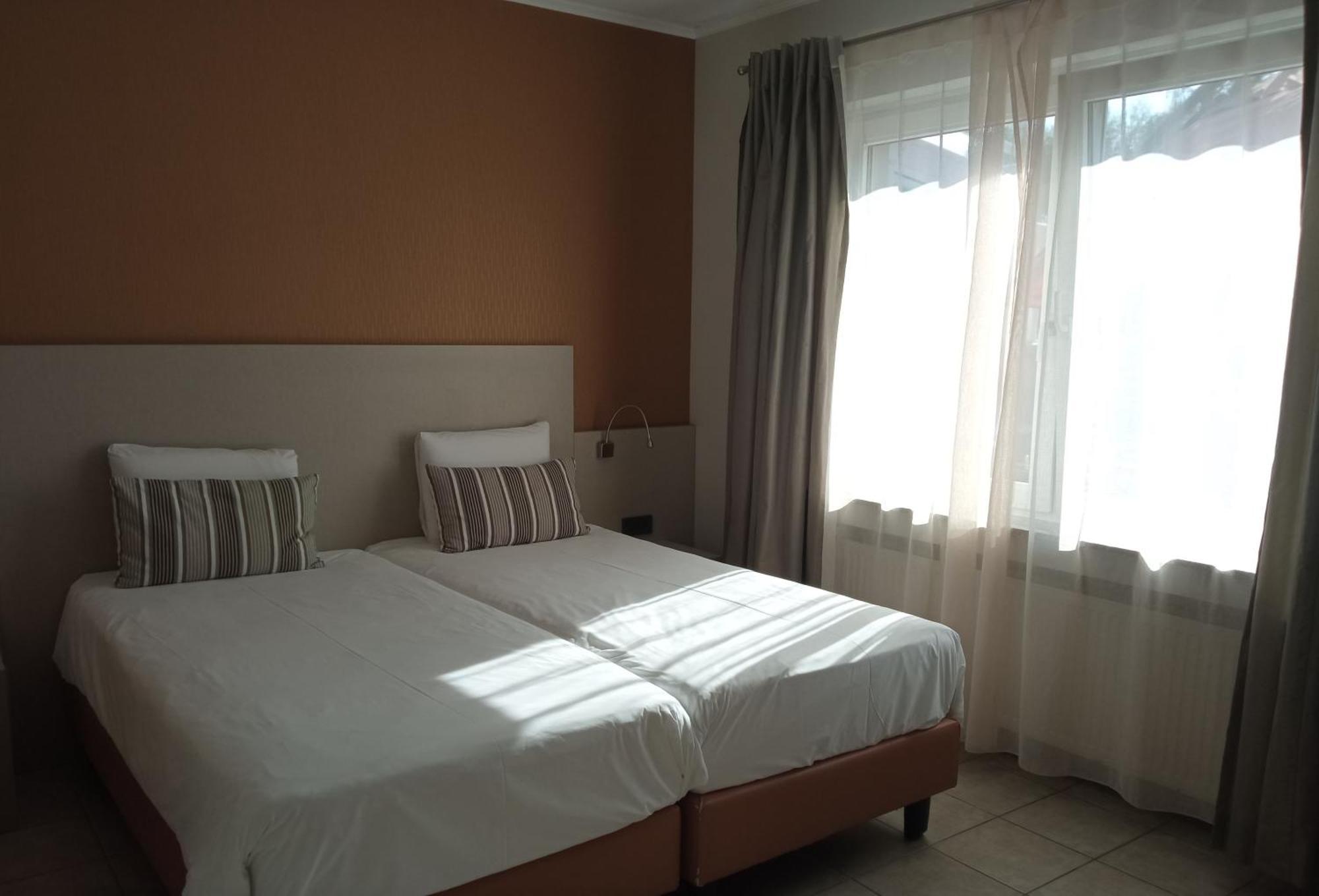 Appart-Hotel Gwendy Bour Bagian luar foto
